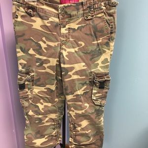 Fun lots Pockets Brown Green Camo Capris Y2K low rise